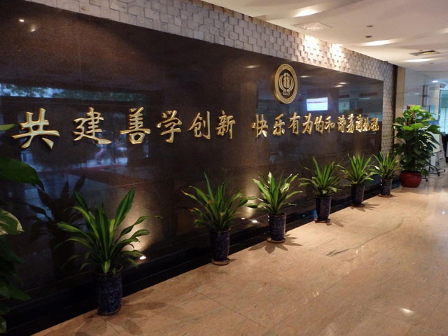 28入门大堂干净整洁.jpg