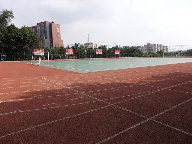 34学校运动场干净整洁.jpg